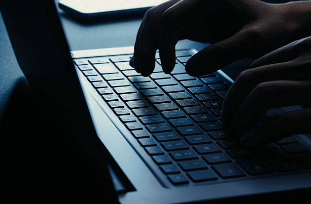 不通过非官方途径下载APP，使用AI应用保密安全指南