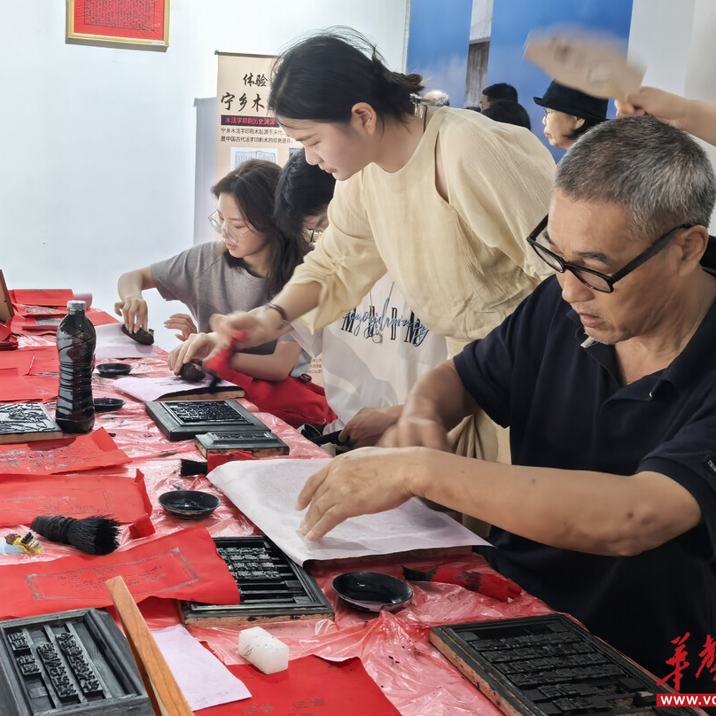 排队体验非遗 宁乡木活字印刷术“火出圈”