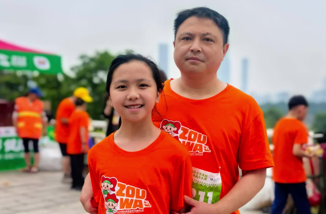 一家三代四口同走娃！姐姐小学“毕业礼”，弟弟先“飞”