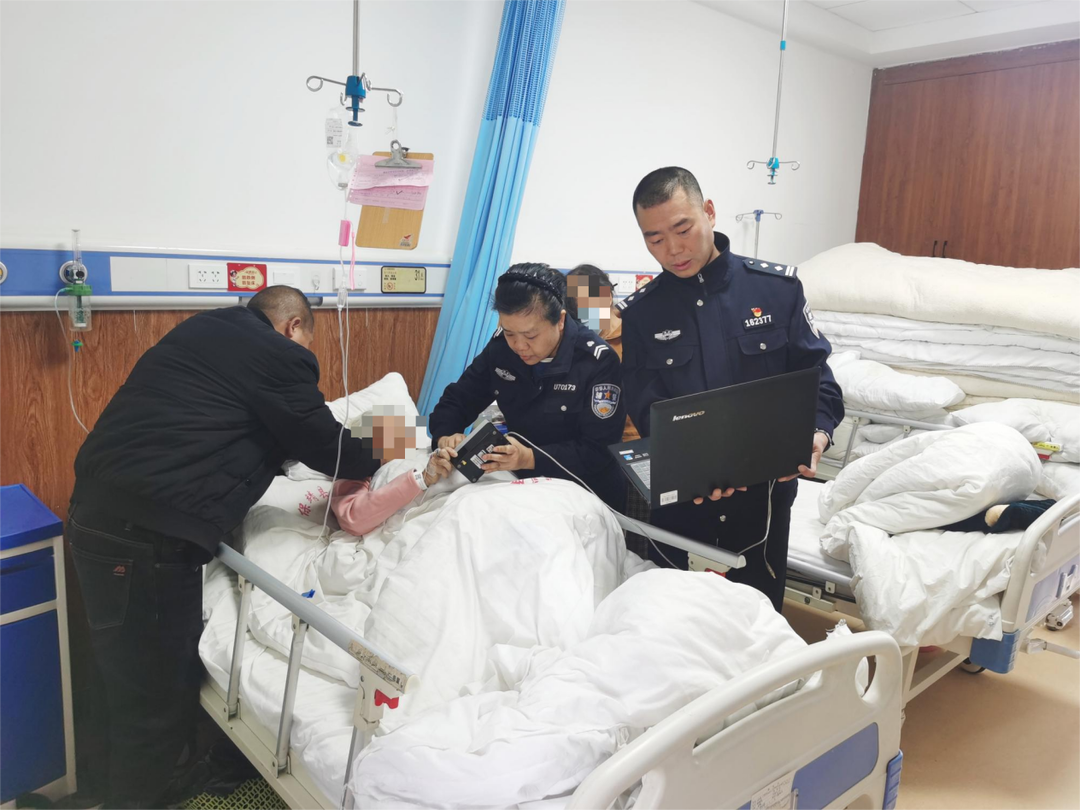 八旬老人住院急需办证 保靖民警将窗口“搬”到病床前