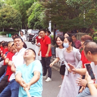衡南县三中教职工拔河赛圆满收官