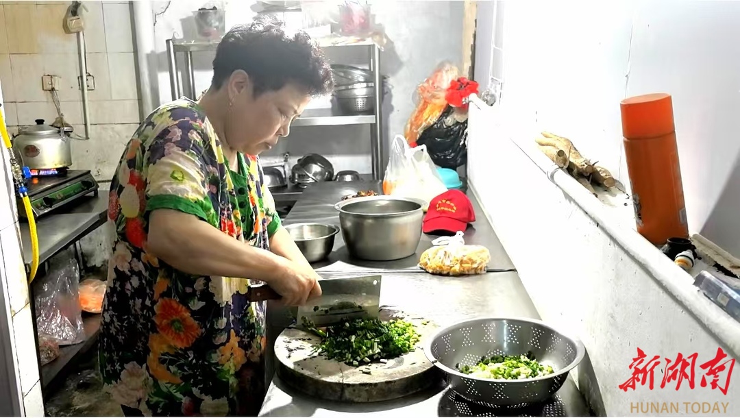 才下奖台，忙上灶台！林生丽获全国道德模范提名奖后迅速复业