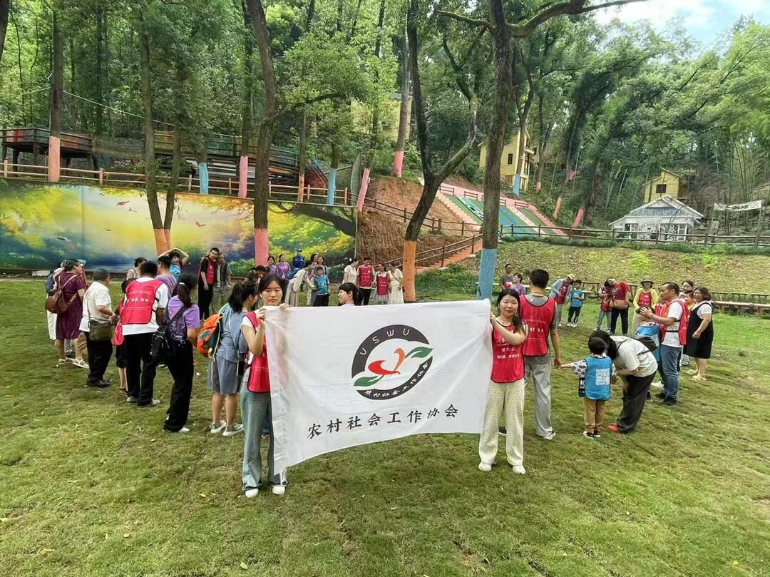 长沙民政职院民社学院农村社会工作协会开展“爱满五月天，情系团结星”助残日融合活动