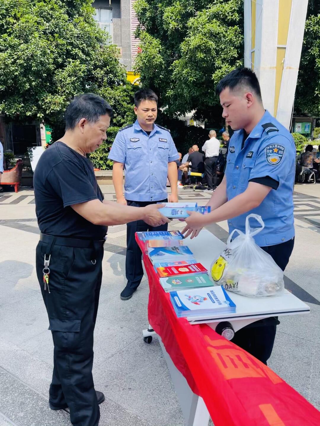 长沙学峰社区：开展法治宣传，共护和谐平安