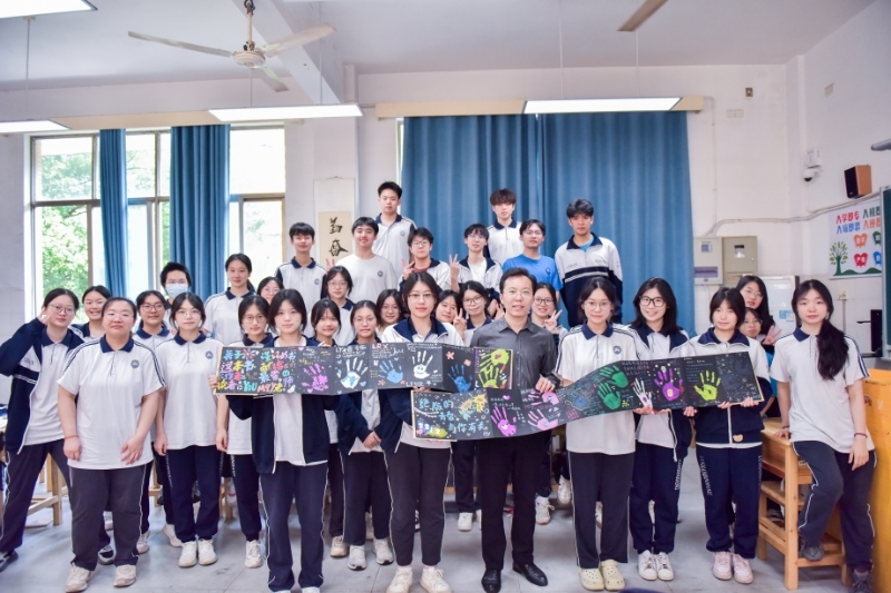 长沙市麓山滨江实验学校高三G2212班举办诚信教育班会