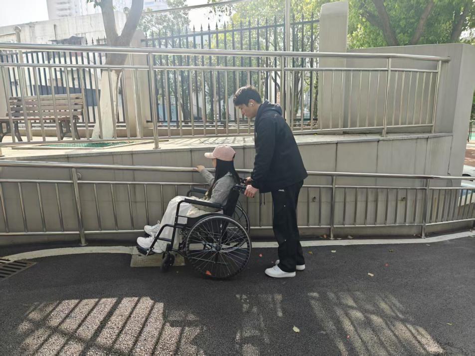 从课堂到社区，这群大学生以青春设计为城市无障碍“筑巢”