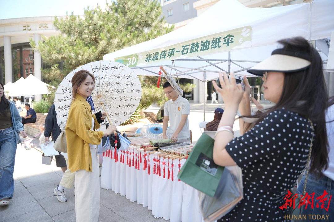 湘潭县：莲乡青年推荐官携石鼓油纸伞“出圈”