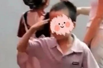 长沙街头暖心一幕，男孩突然向特警敬礼