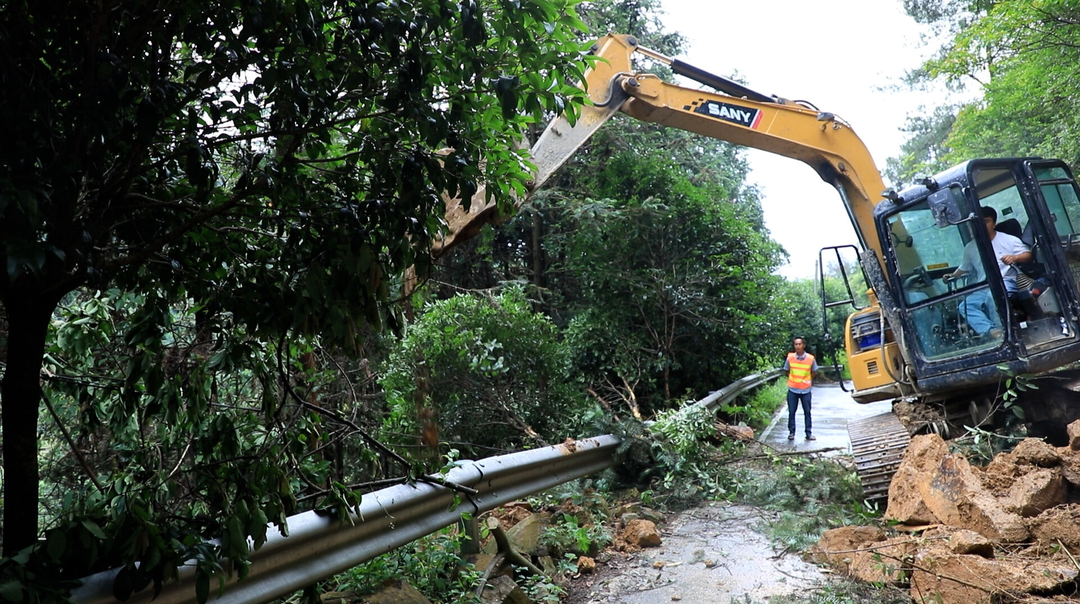 江永：强降雨致多地塌方，交通部门紧急抢险保畅通