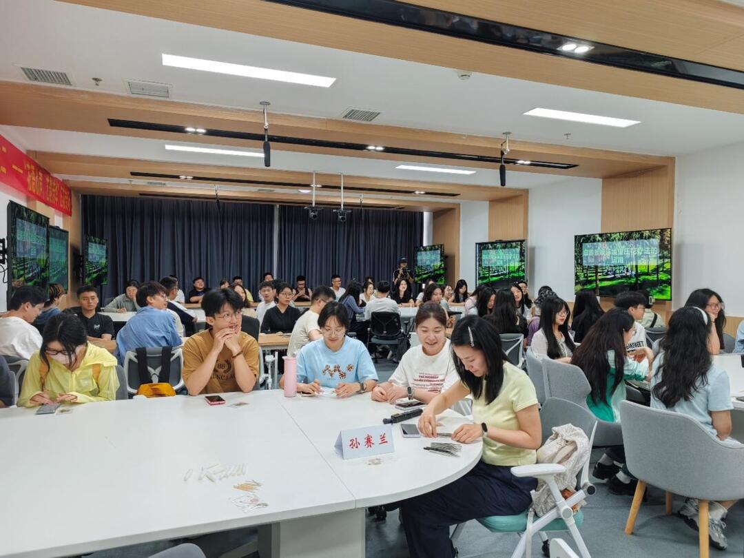 南华大学举办“花语心声，艺韵芳华”压花艺术专场活动
