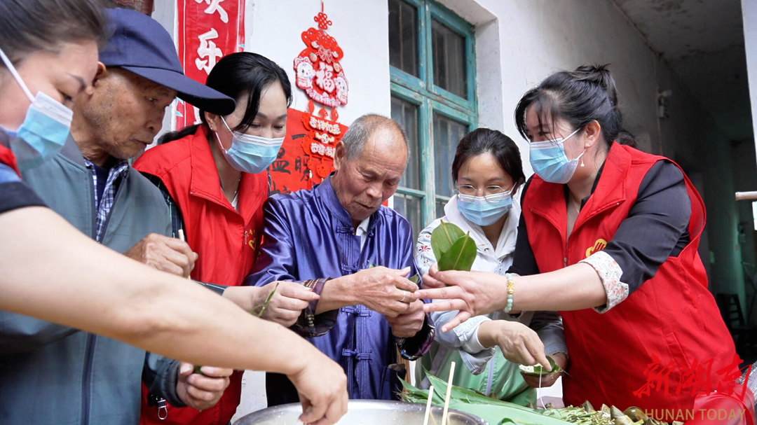 洞口：浓情端午 敬老传情