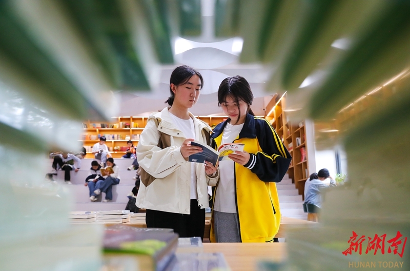 校园书店觅书香