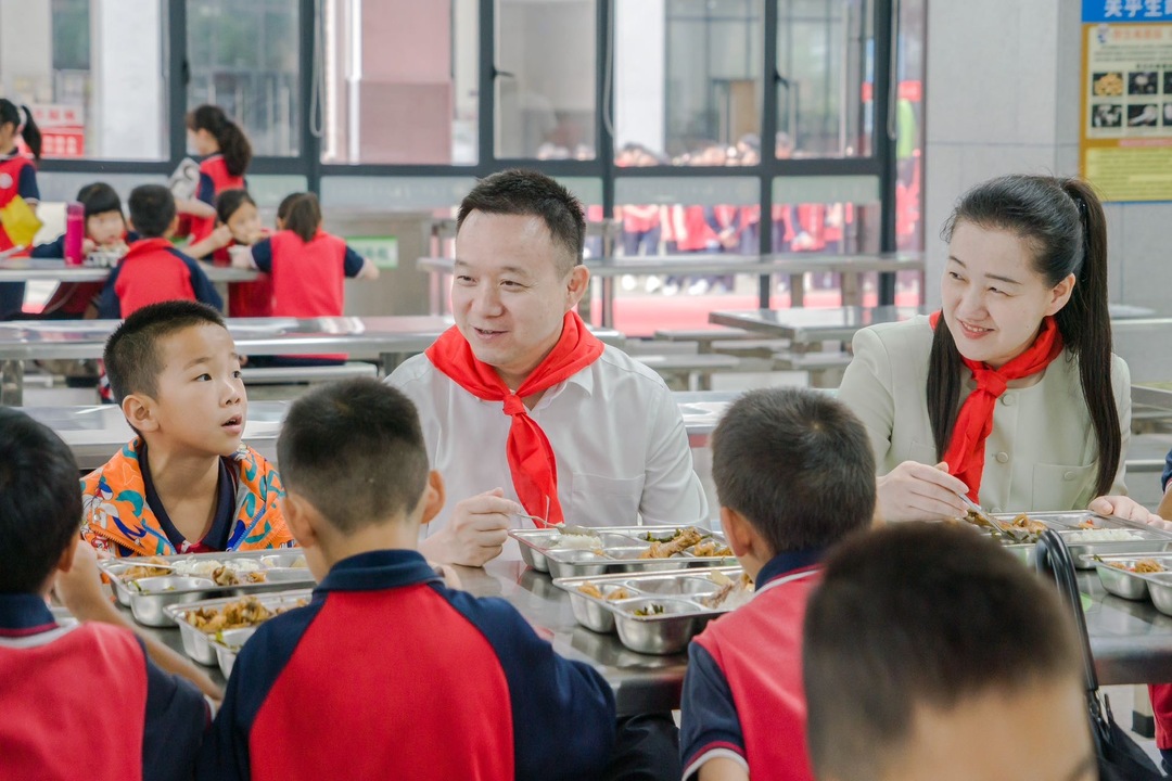 何朝晖“六一”前看望少年儿童并调研校园建设工作