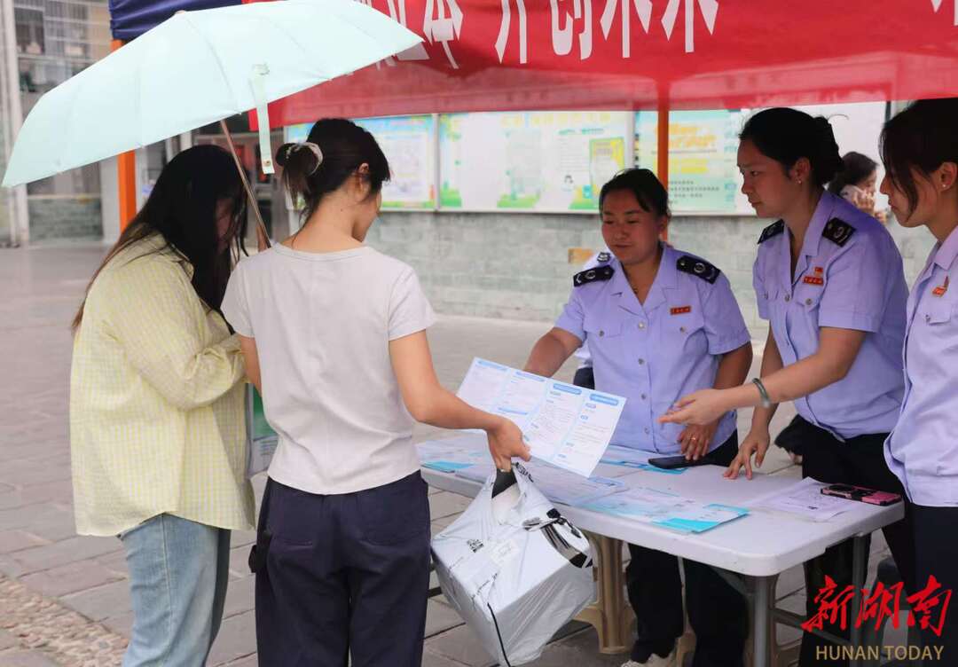 永定税务为毕业生送上