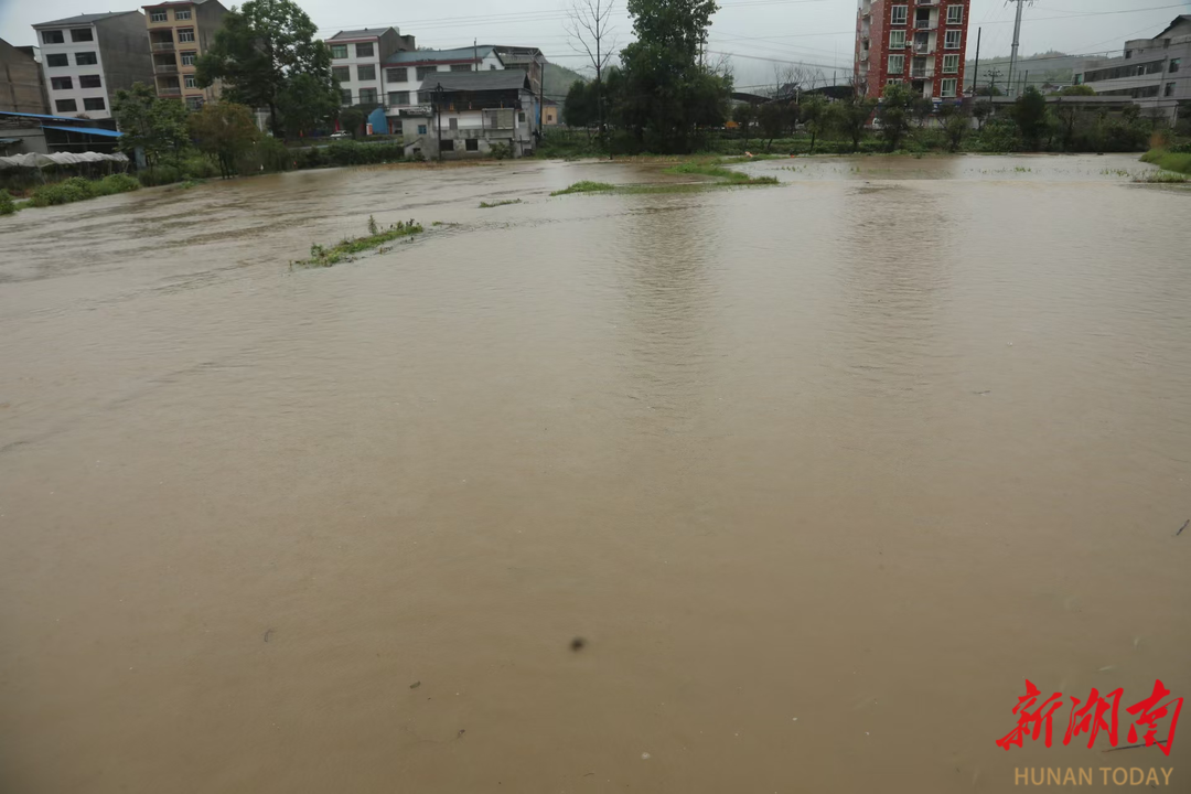 绥宁县东山侗族乡众志成城迎战特大暴雨  