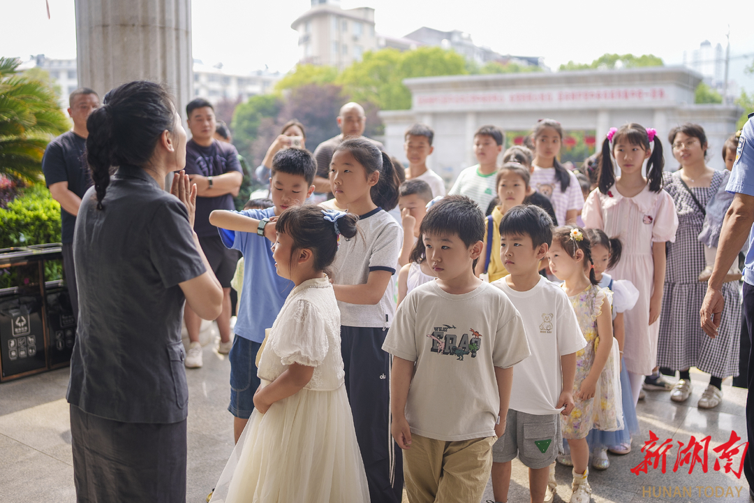 慈利法院“六一”播种法治梦 助力亲子交流与法治启蒙