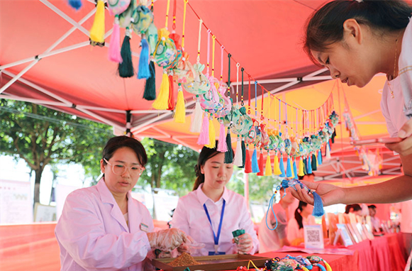 Daozhou Chinese Medicine Cultural Festival Held to Greet Upcoming Dragon Boat Festival
