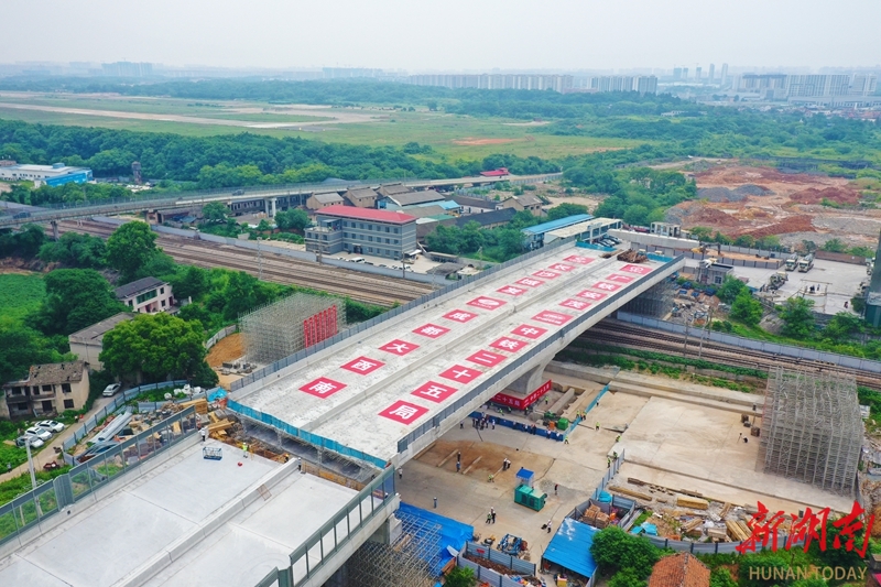 暮坪湘江特大桥跨京广铁路桥梁完成转体