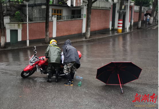 暴雨中守护平安 沅江路街道干部紧急处置交通事故保障道路畅通