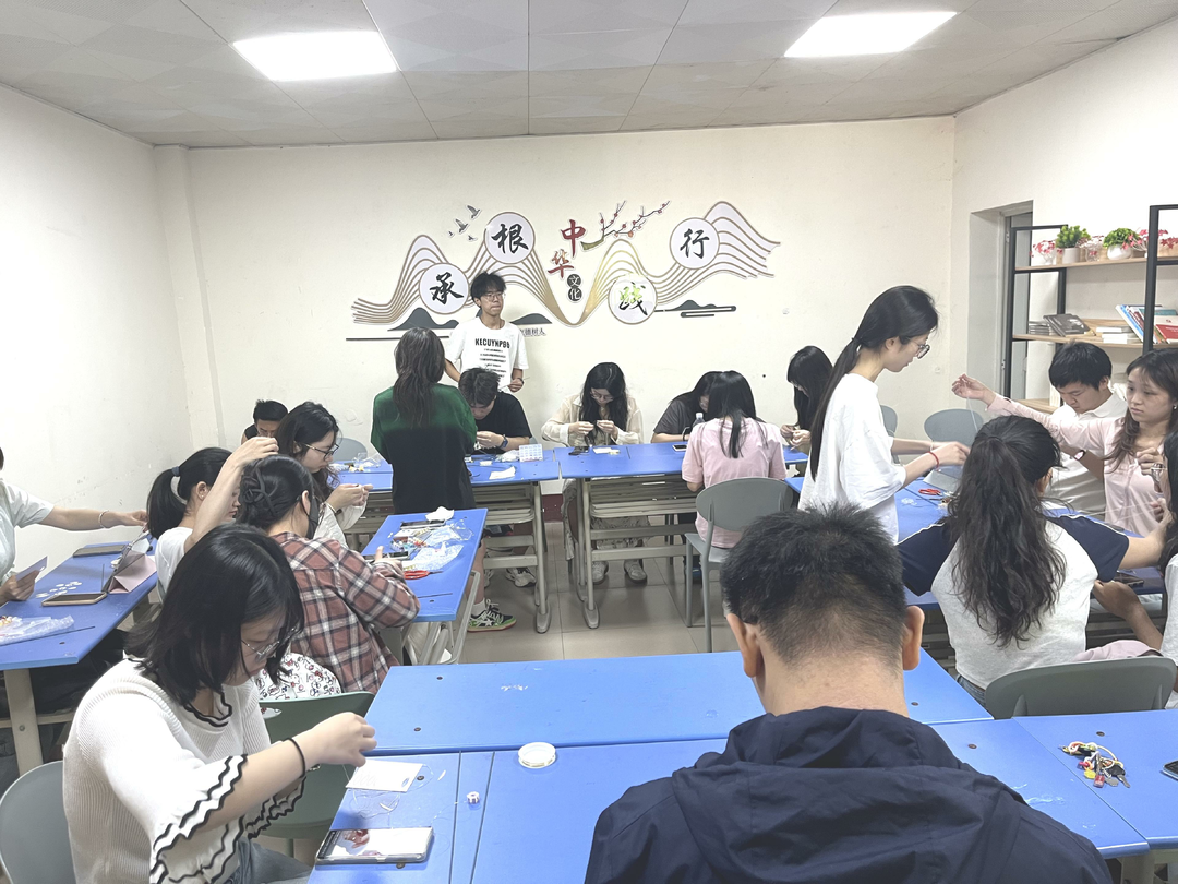 南华大学开展“非遗缠花绽心花、心理团辅绽新篇”主题活动