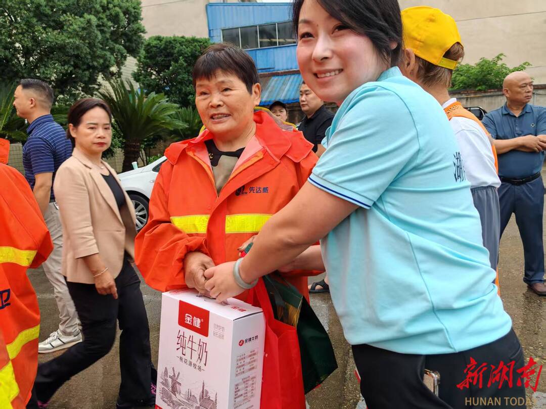 粽情传爱·情系环卫 他们用关怀点亮城市黎明