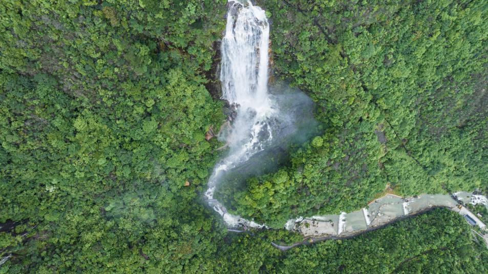 桂东县：龙溪瀑布来“吸氧” 青城山里白云中