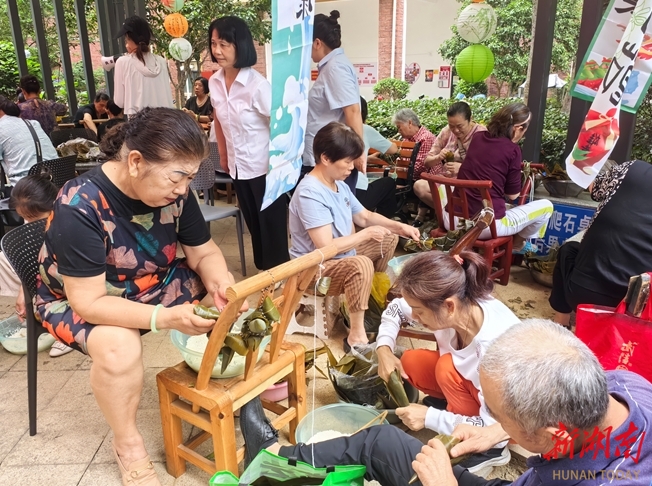 武陵区府坪街道：粽叶飘香迎端午 环保新风入万家