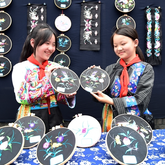 苗娃展苗绣 花样迎“双节”