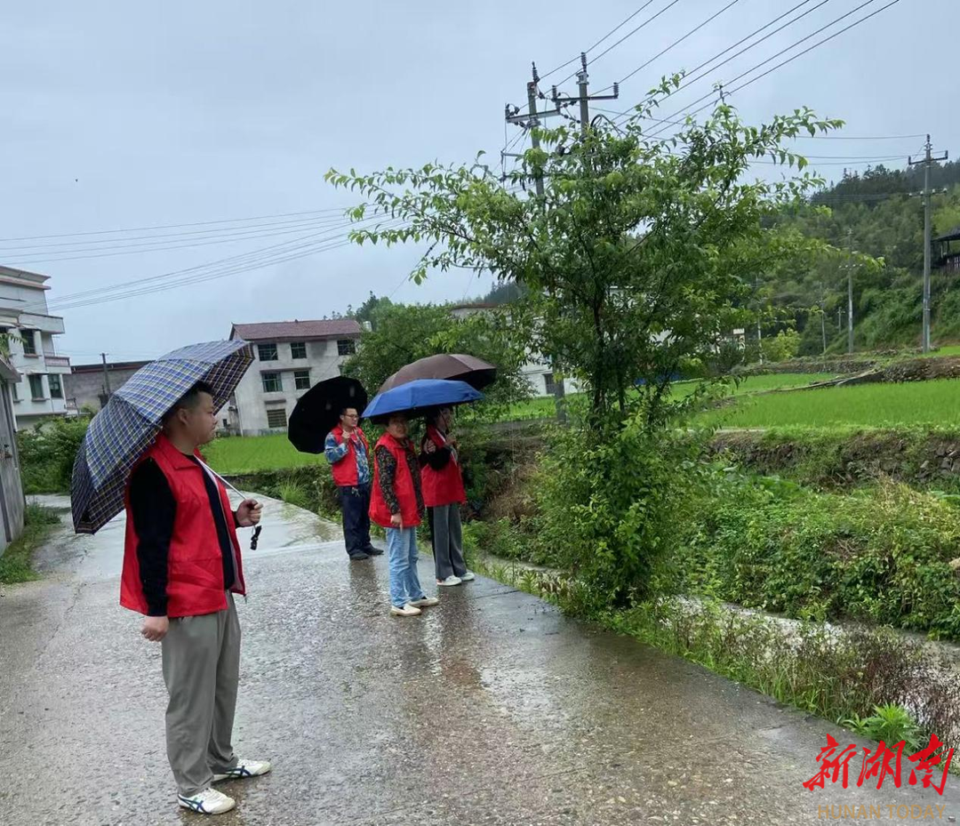 黄土矿镇：雨中坚守显担当，志愿巡逻保平安