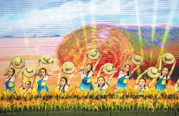 绽放艺术风采！2025年娄底市娄星区中小学文艺汇演举行|湖南日报·图片新闻