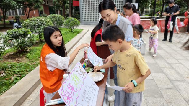长沙民政职院民社学院农村社工协会举办“自‘游’成长，‘戏’趣童年”主题游园会活动