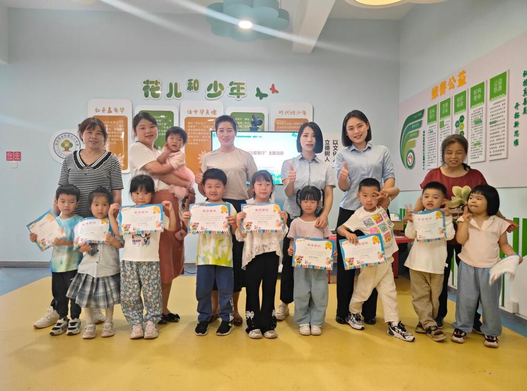 丽发社区开展“与爱童行”未成年人保护主题宣传活动