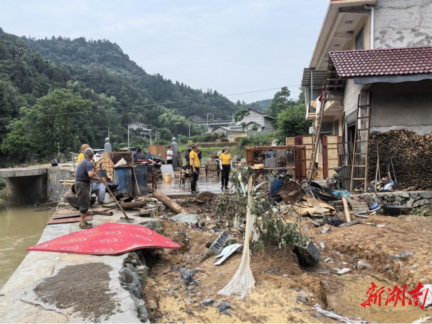 逆流而上的“志愿红”——桃源县志愿者积极抗击“5·22”特大暴雨灾害