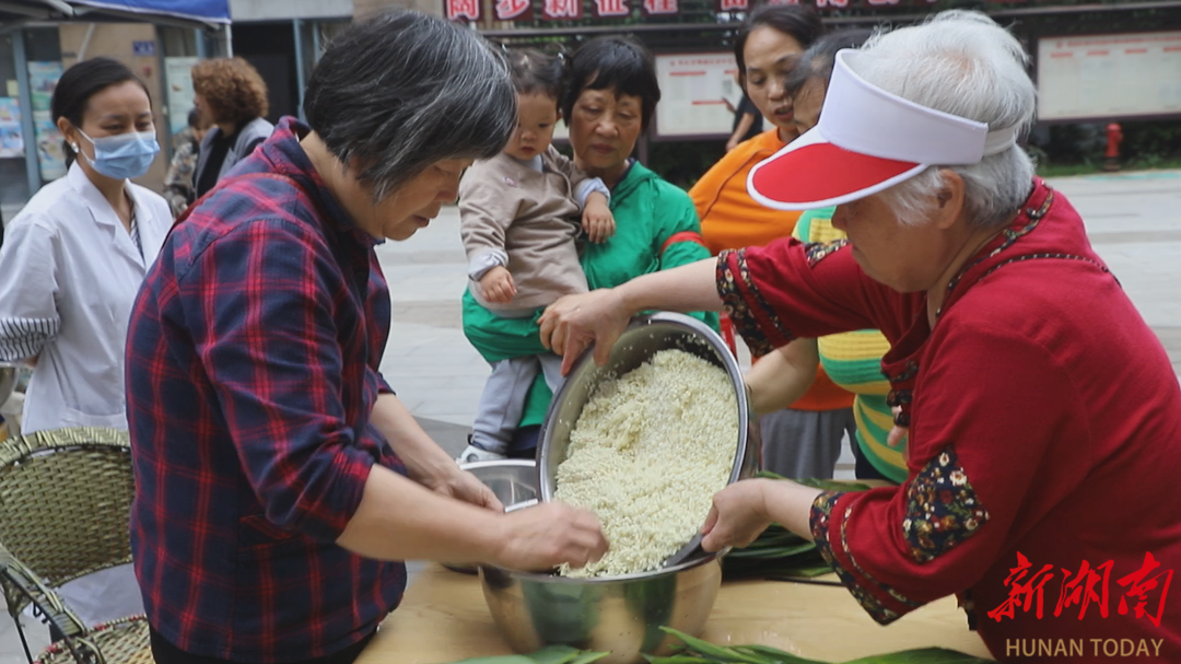 迎丰街道板桥铺社区：粽情端午邻里一家亲
