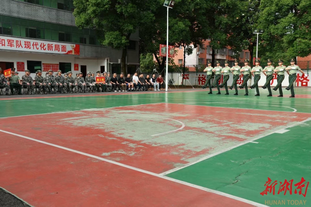 武警湘潭支队举办军营开放活动！百余名师生零距离体验军营生活