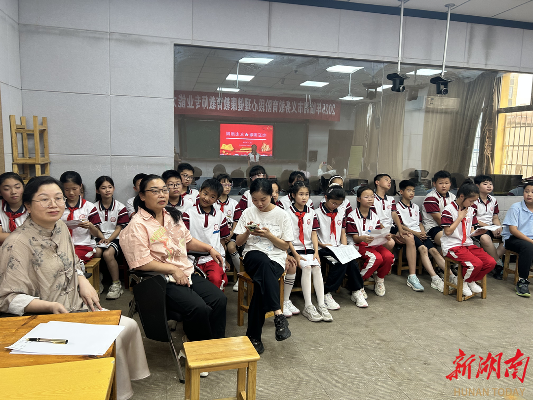 临湘市第一完全小学：开展爱国主义教育