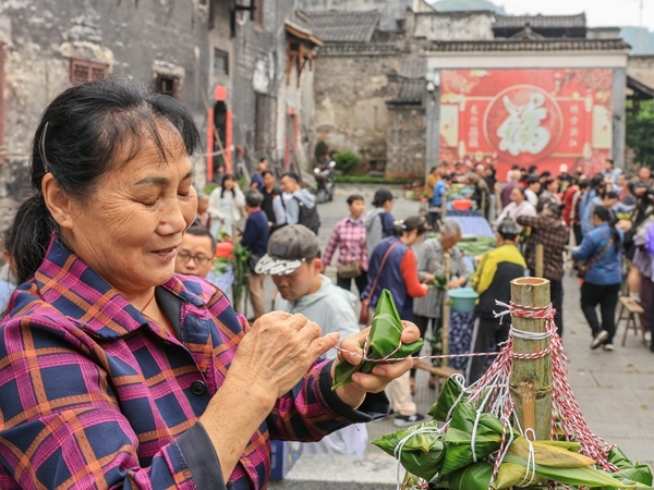 凤鸣云端粽飘香 洪江古商城百人巧手赛安康