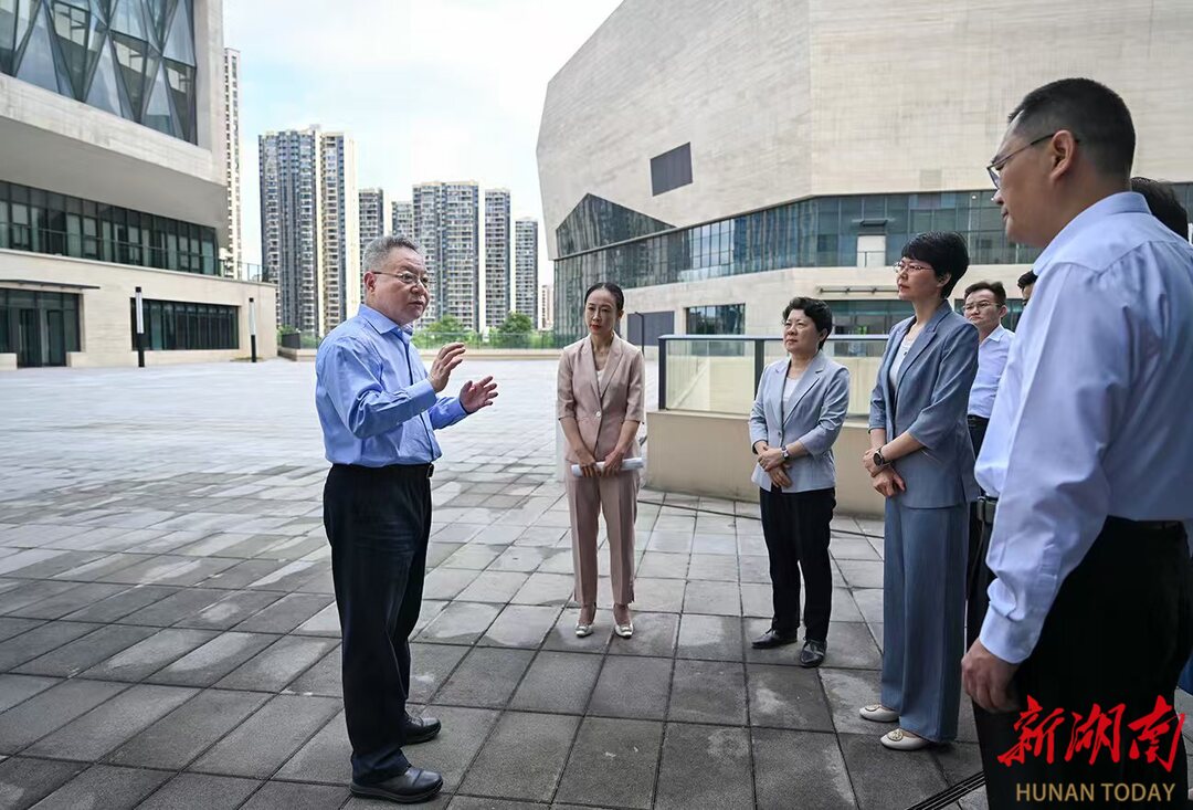 5月30日，沈晓明来到长沙市第三工人文化宫调研。