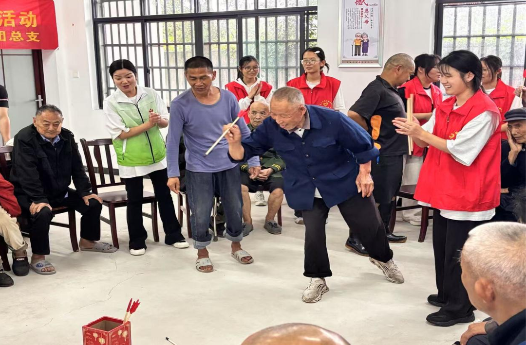 常德民政组织开展“情暖端午”关爱老年人活动