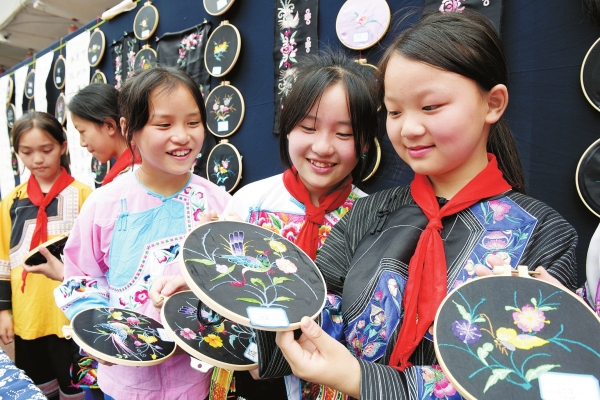 苗娃展苗绣 花样迎“双节”@湖南日报