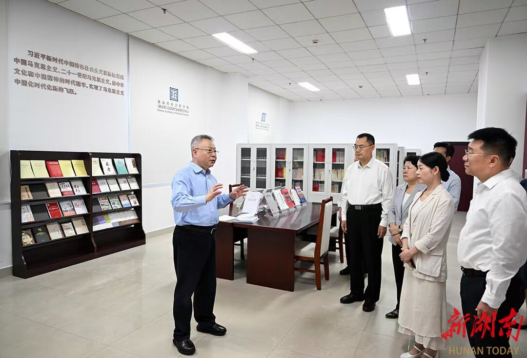 5月30日，沈晓明来到省社科院马克思主义研究院调研。
