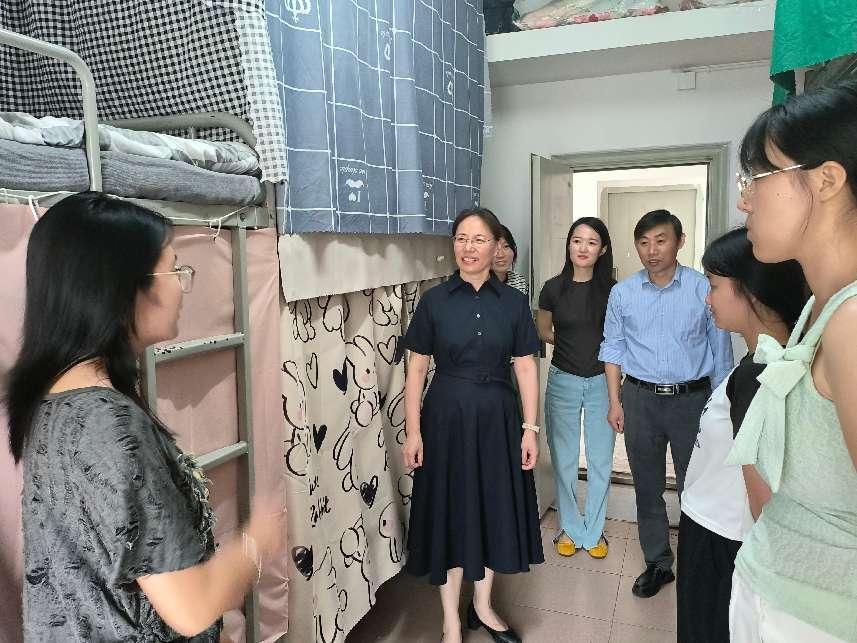 长沙民政职院殡仪学院党总支开展“清廉风尚入寝室，党员温情暖心田”集体下寝活动