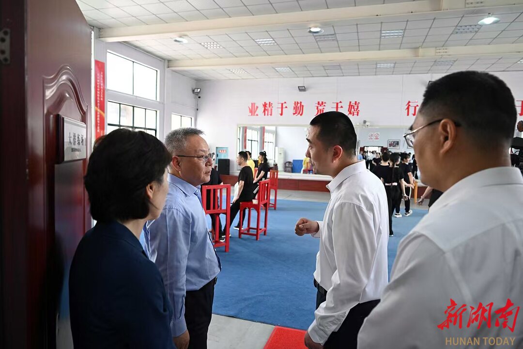 5月30日，沈晓明在省湘剧院调研。