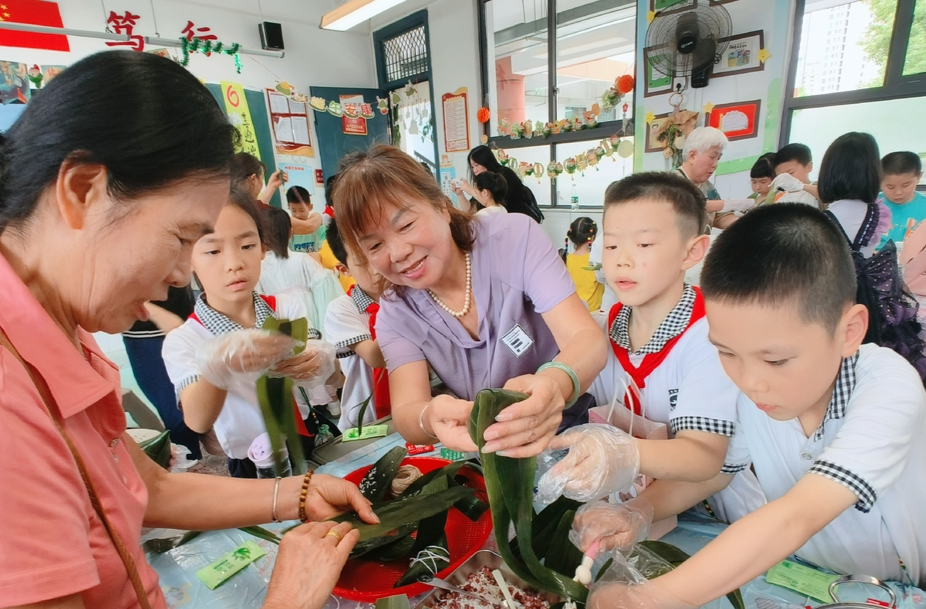当端午节遇上儿童节，孩子们的快乐飘着粽香