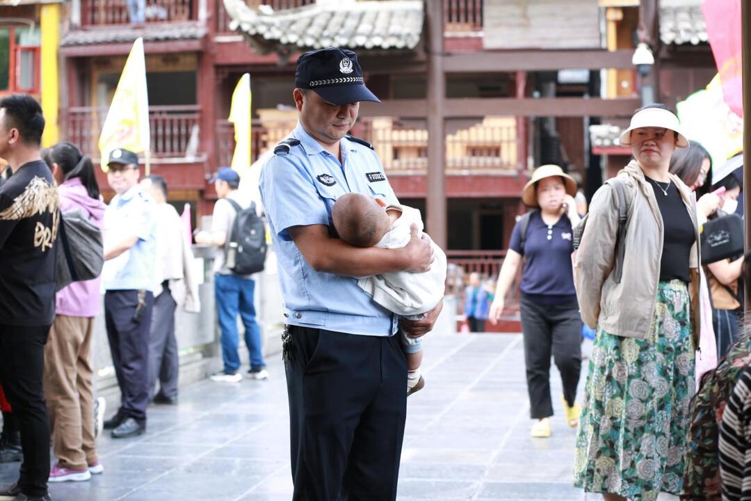 奶奶着急上厕所，把宝宝直接“塞”给凤凰执勤民警