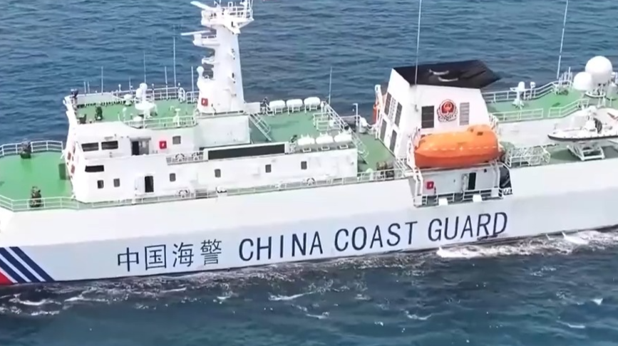 中国海警东沙舰，现身黄岩岛