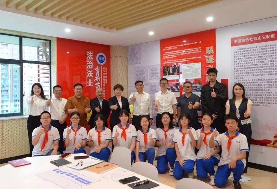 南雅马栏山文创中学举办“解码政协委员履职‘方程式’”专题思政课活动