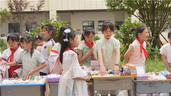 六一限定玩法！凤凰这所小学让跳蚤市场与非遗集市梦幻联动