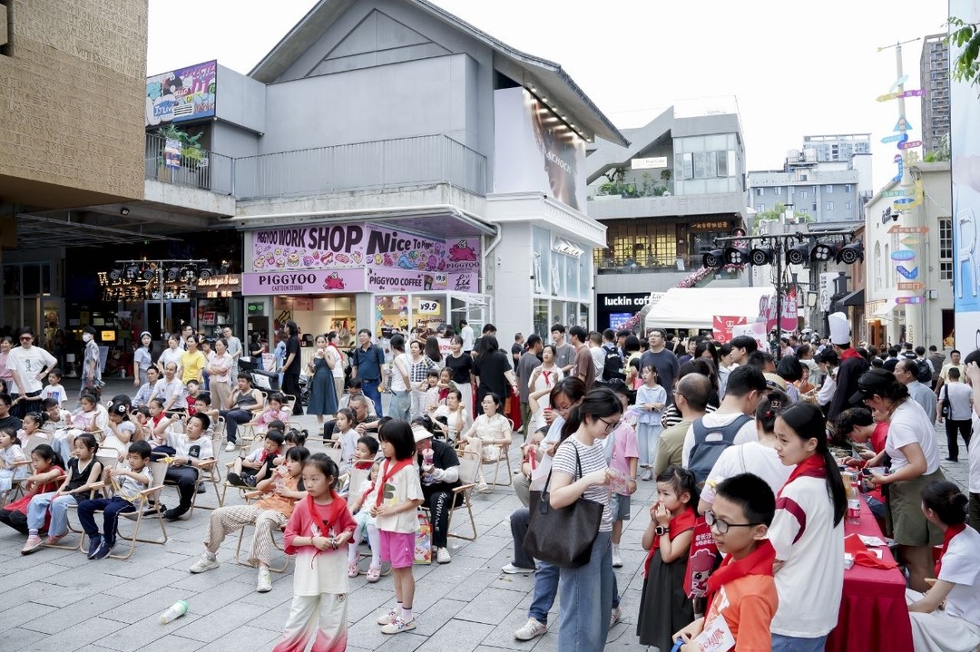 当百年麻石老街遇上《葫芦小金刚》 ——潮宗街历史文化街区“童心不过期”端午活动引爆全城回忆杀  