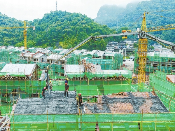 坚守岗位建新居@湖南日报图片新闻
